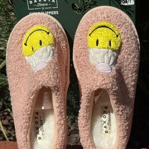Dakota Fleece Kids Smiley Face Slippers - Pink